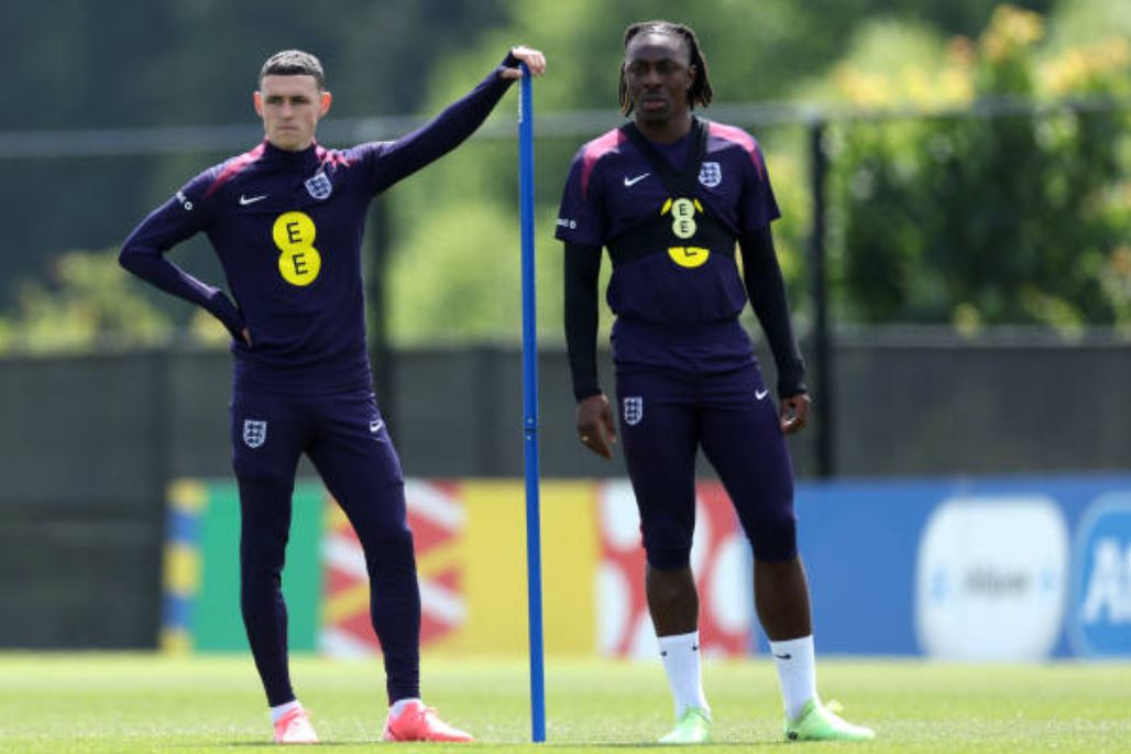 Foden (trái) là bạn thân của Eze (phải) trên tuyển Anh.